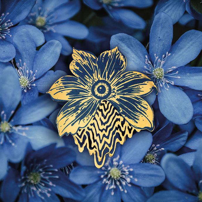 Broche en laiton forme de fleur - bijou or et bleu - design Ibride